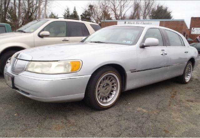 2001 LINCOLN TOWN CAR Stratford New Jersey 08084