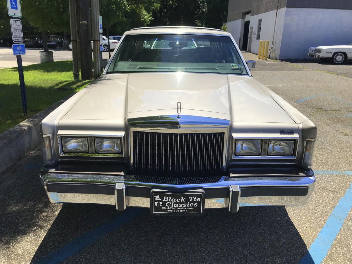 1988 LINCOLN TOWN CAR Stratford New Jersey 08084