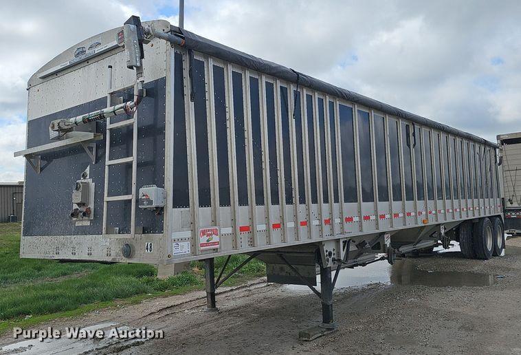2016 Cornhusker 800 grain trailer